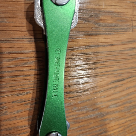 Green Keysmart Organizer with 16gb USB Stick + Accessories - Picture 4 of 5